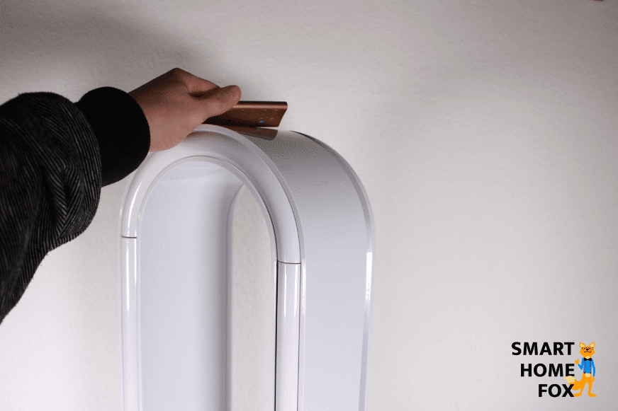 Пульт дистанционного управления Dyson Purifier Humidify+Cool Formaldehyde PH04 прикреплен магнитом к башне. 